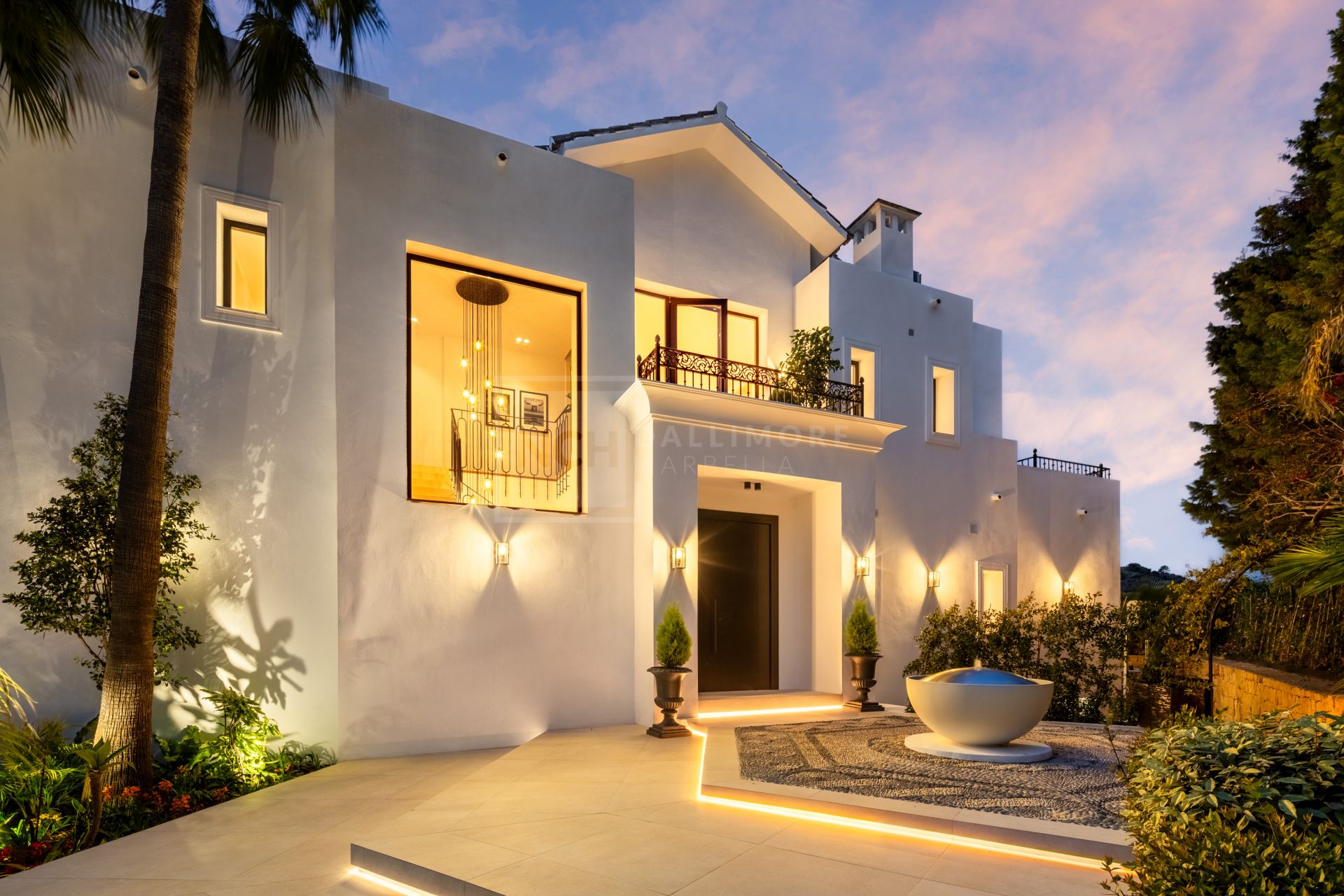 VILLA DE CINCO DORMITORIOS CON TECNOLOGÍA INTELIGENTE, BODEGA Y VISTAS AL GOLF CERCA DE MARBELLA