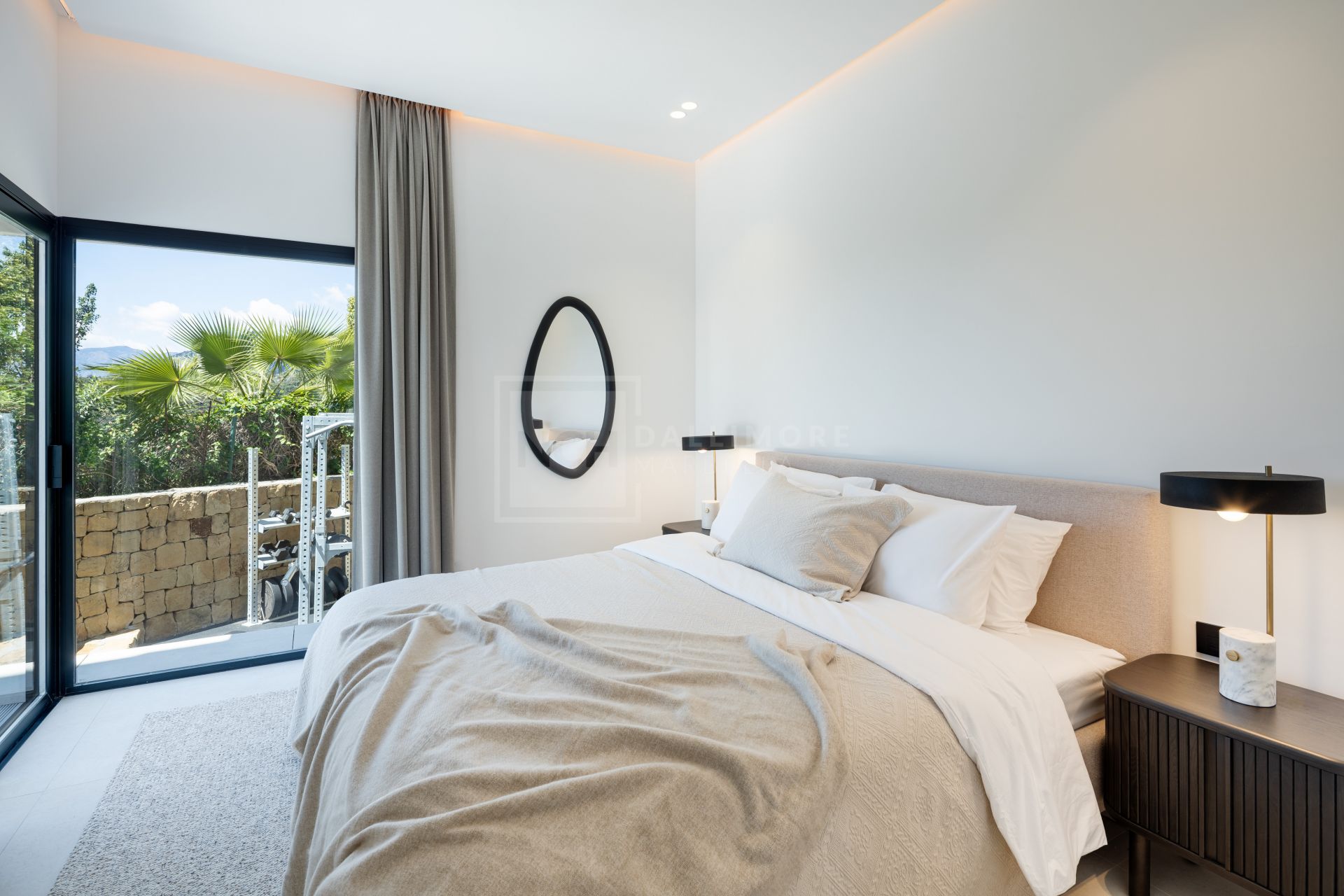 VILLA DE CINCO DORMITORIOS CON TECNOLOGÍA INTELIGENTE, BODEGA Y VISTAS AL GOLF CERCA DE MARBELLA