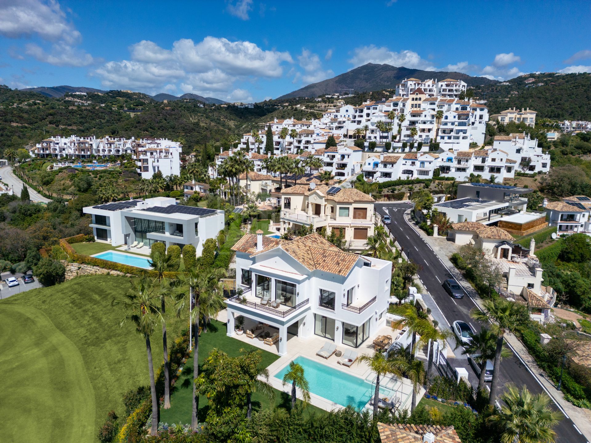 VILLA DE CINCO DORMITORIOS CON TECNOLOGÍA INTELIGENTE, BODEGA Y VISTAS AL GOLF CERCA DE MARBELLA