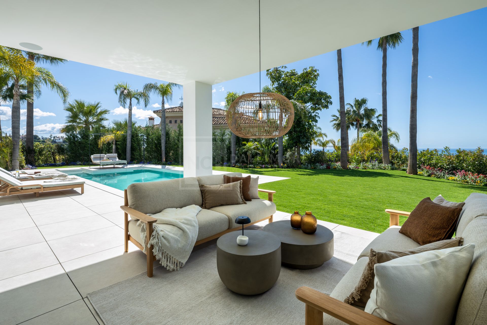 VILLA DE CINCO DORMITORIOS CON TECNOLOGÍA INTELIGENTE, BODEGA Y VISTAS AL GOLF CERCA DE MARBELLA