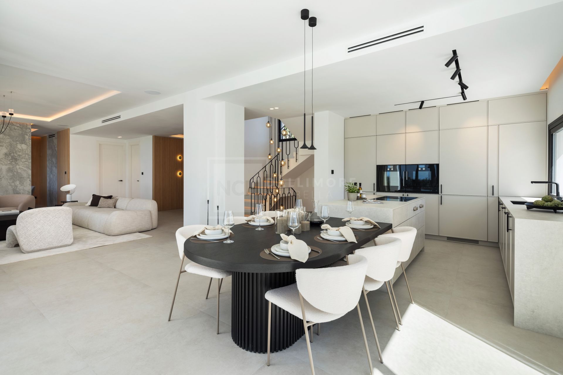 VILLA DE CINCO DORMITORIOS CON TECNOLOGÍA INTELIGENTE, BODEGA Y VISTAS AL GOLF CERCA DE MARBELLA