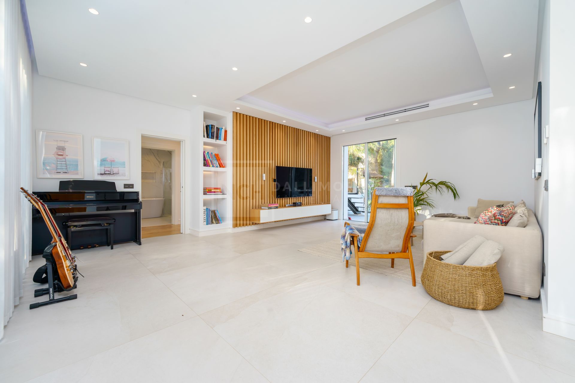 RENOVATED 6-BEDROOM HAVEN WITH HEATED SALTWATER POOL IN THE GOLF VALLEY
