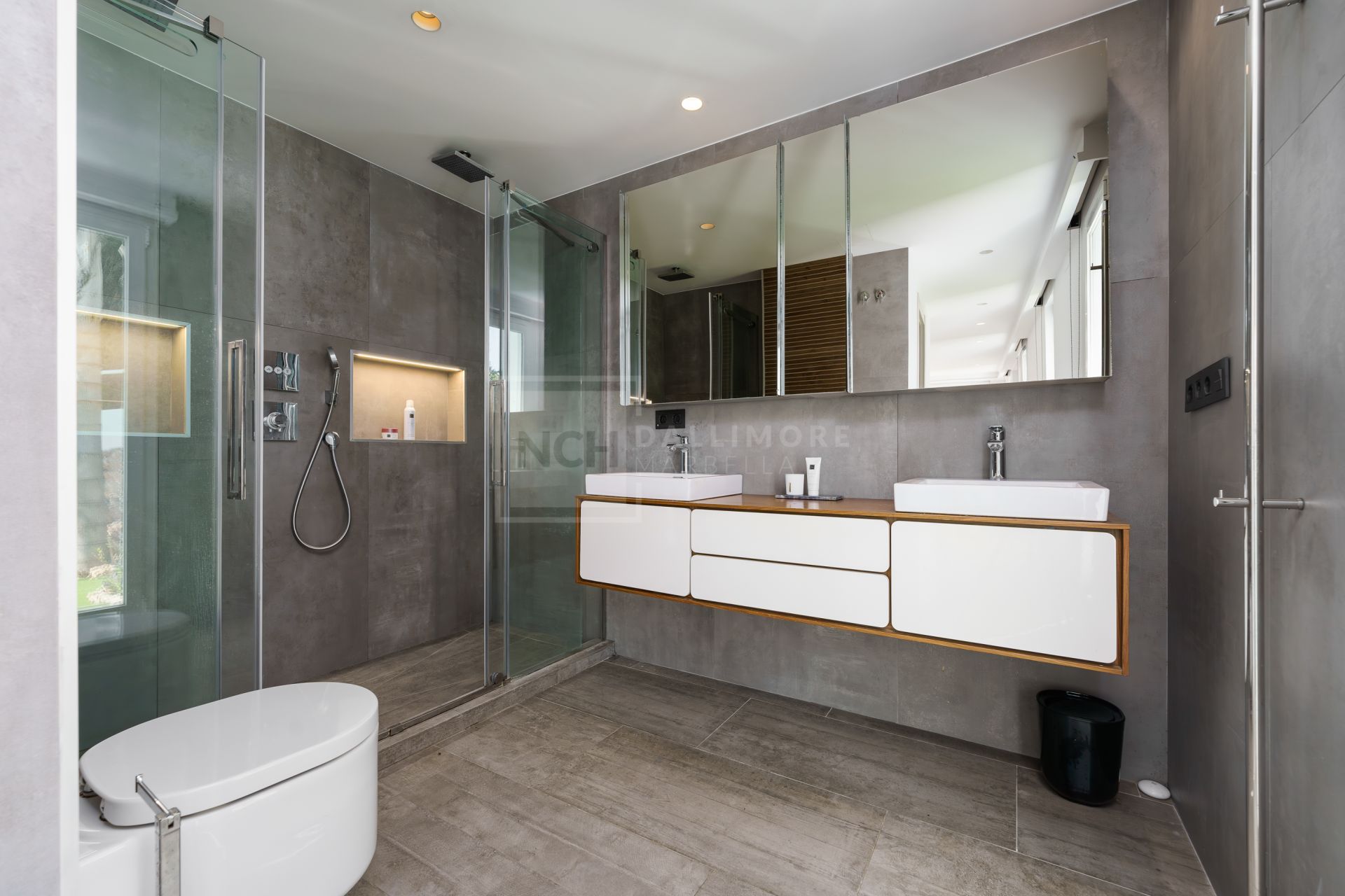 RENOVATED 6-BEDROOM HAVEN WITH HEATED SALTWATER POOL IN THE GOLF VALLEY