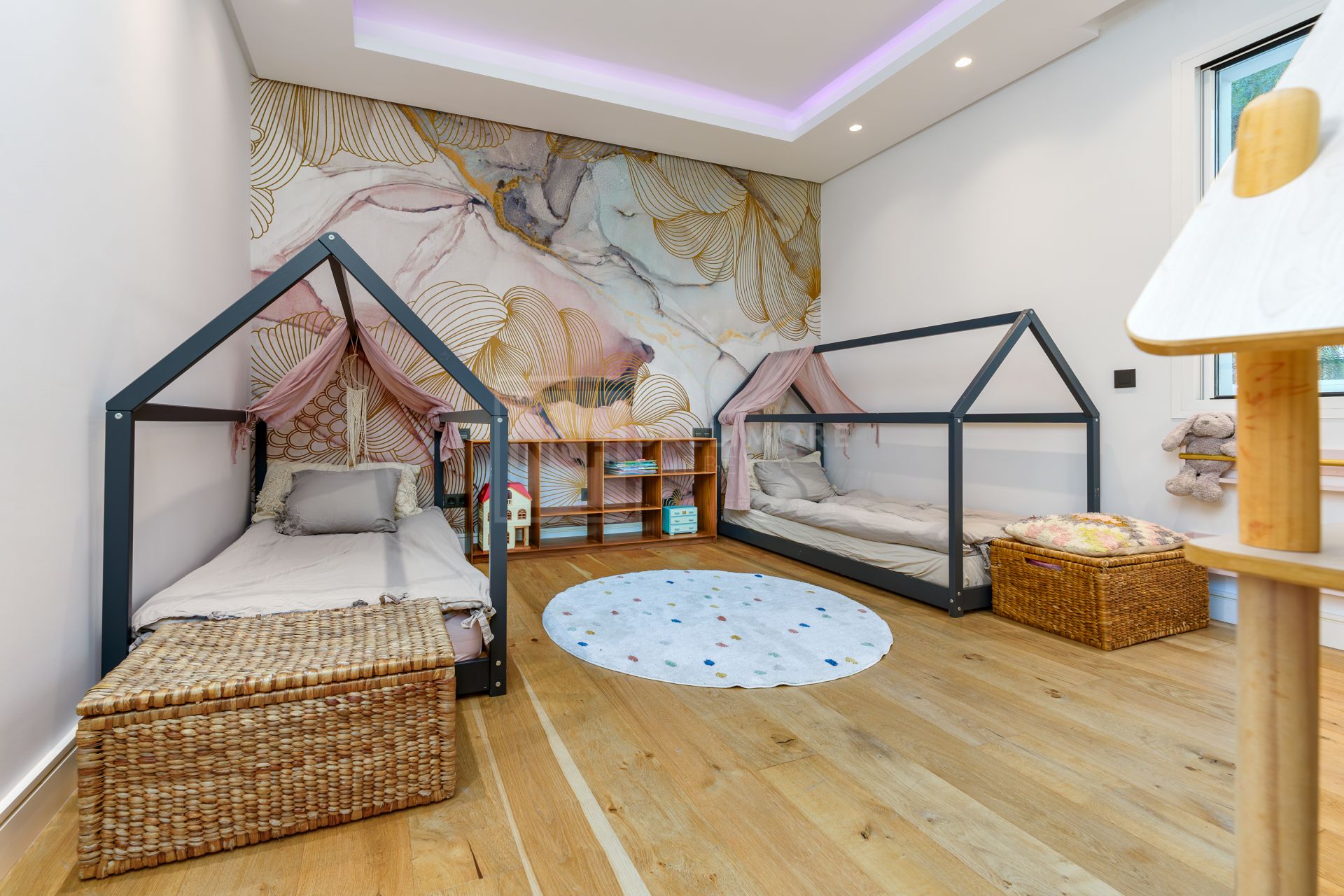 RENOVATED 6-BEDROOM HAVEN WITH HEATED SALTWATER POOL IN THE GOLF VALLEY