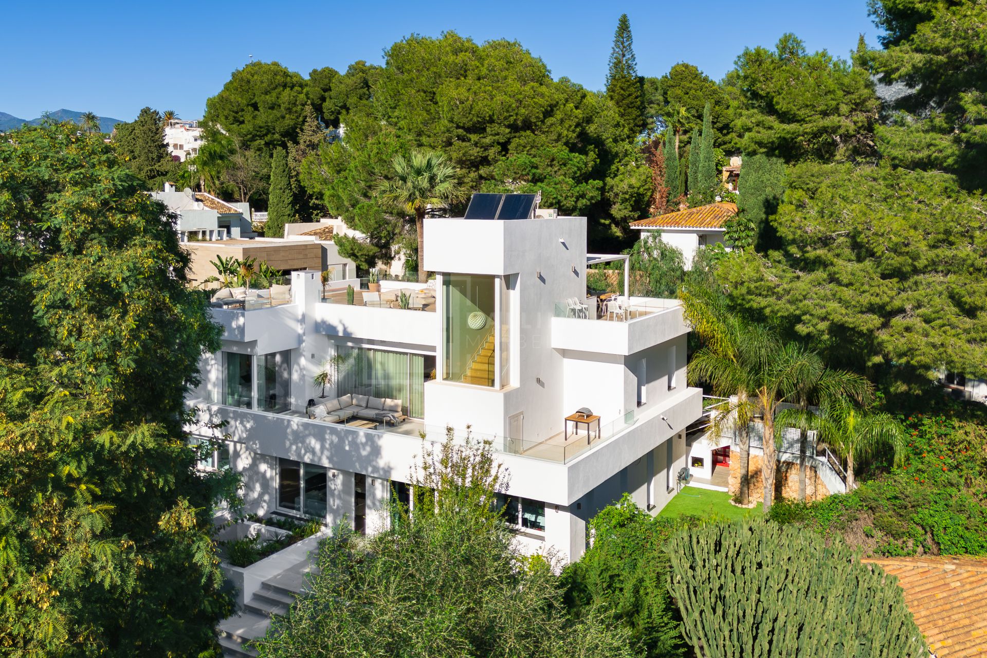RENOVATED 6-BEDROOM HAVEN WITH HEATED SALTWATER POOL IN THE GOLF VALLEY