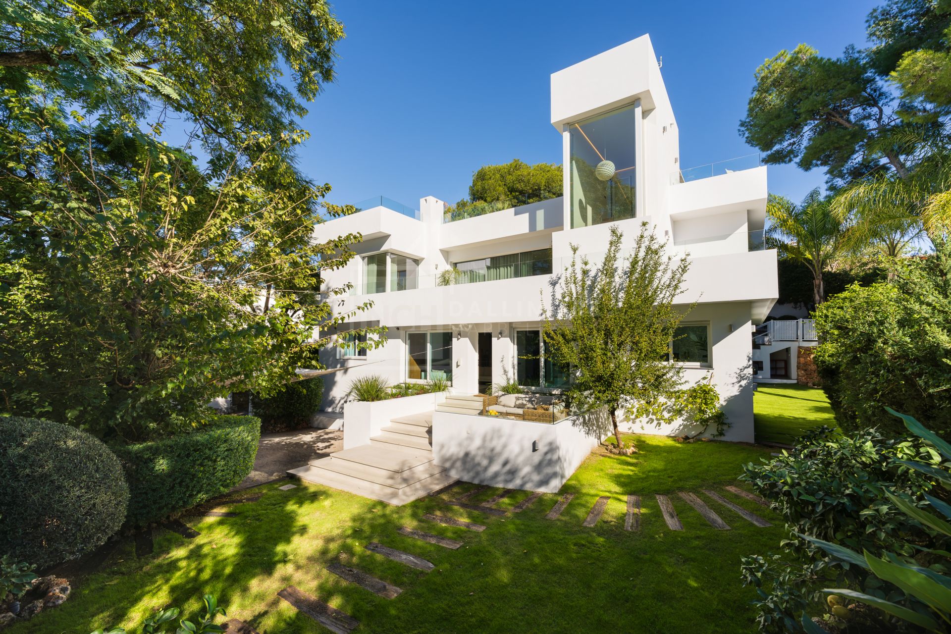 RENOVATED 6-BEDROOM HAVEN WITH HEATED SALTWATER POOL IN THE GOLF VALLEY