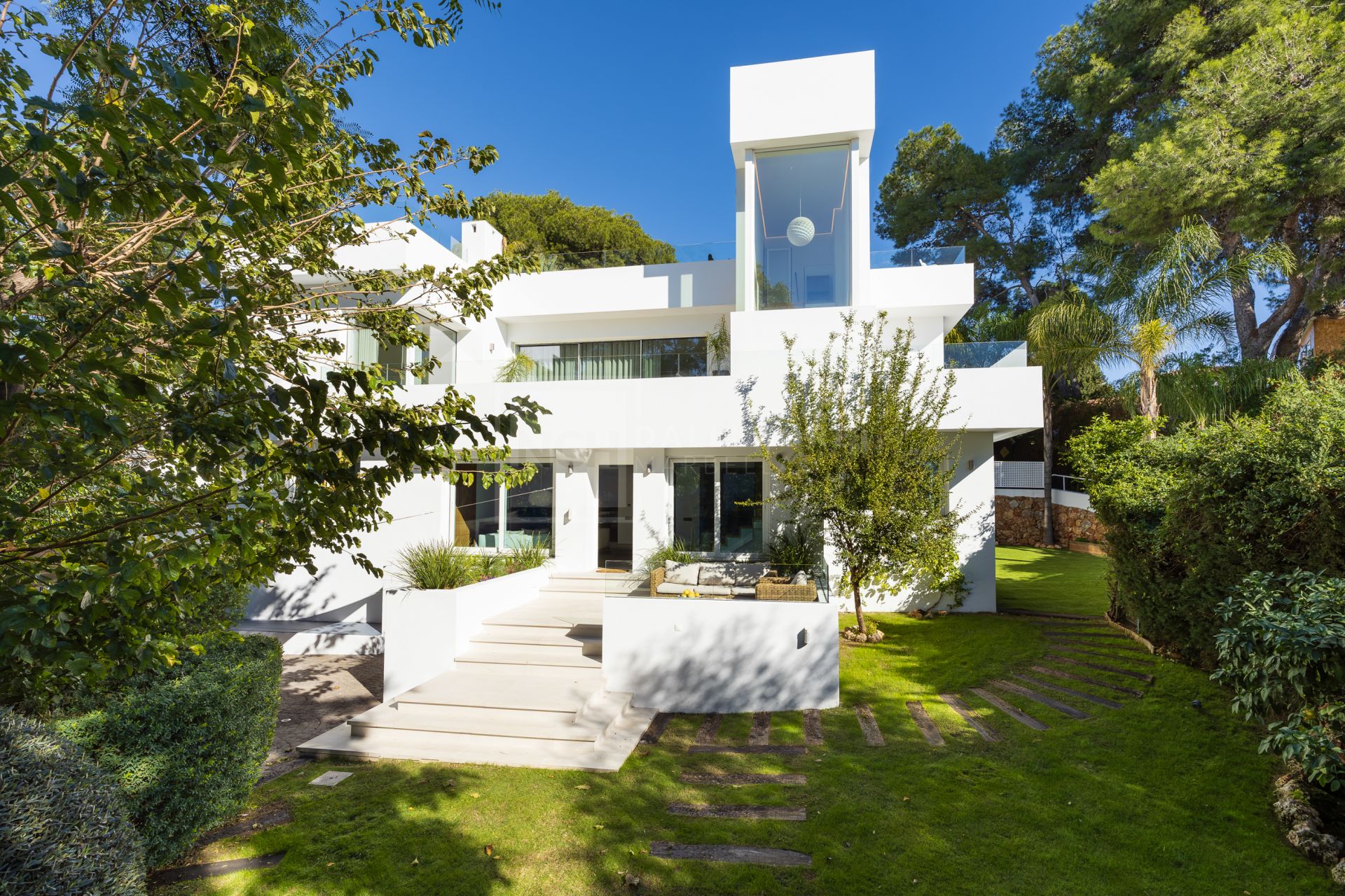 RENOVATED 6-BEDROOM HAVEN WITH HEATED SALTWATER POOL IN THE GOLF VALLEY