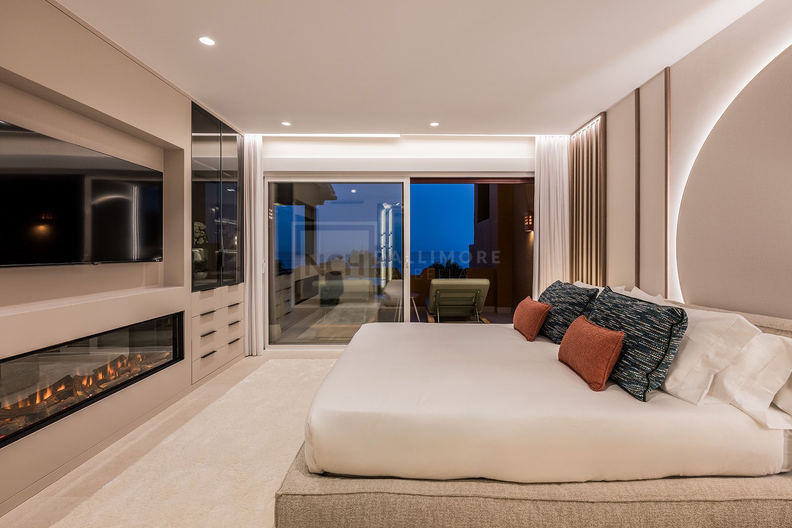 4-BEDROOM SEA VIEW APARTMENT IN ESTEPONA