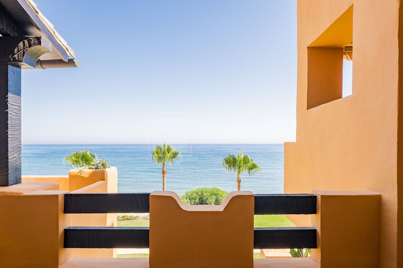 4-BEDROOM SEA VIEW APARTMENT IN ESTEPONA