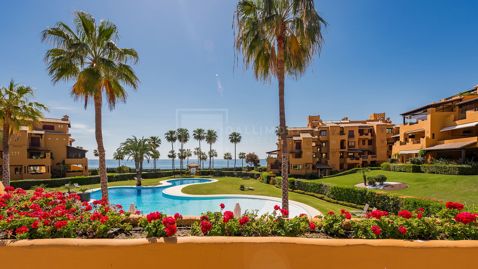 LARGE 4-BEDROOM FRONT LINE BEACH APARTMENT WITH PRIVATE POOL