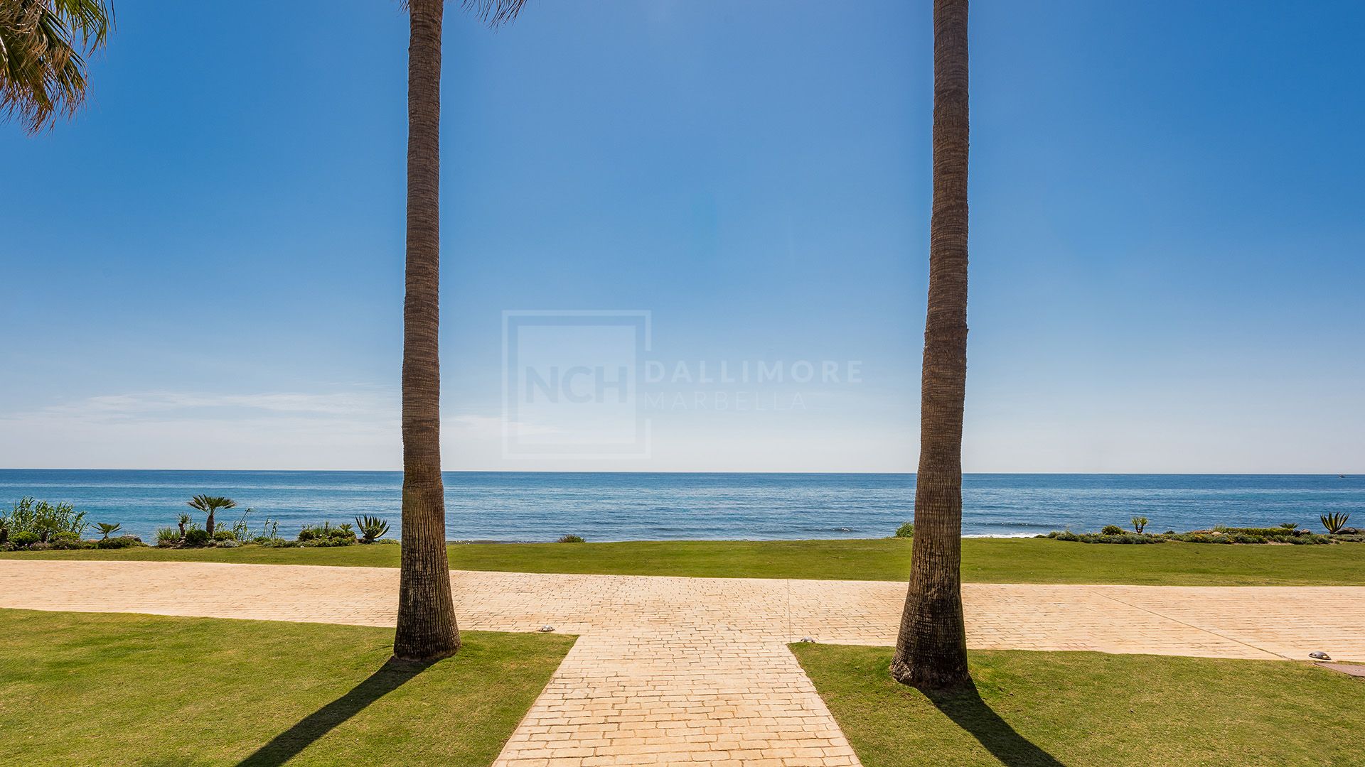 LARGE 4-BEDROOM FRONT LINE BEACH APARTMENT WITH PRIVATE POOL