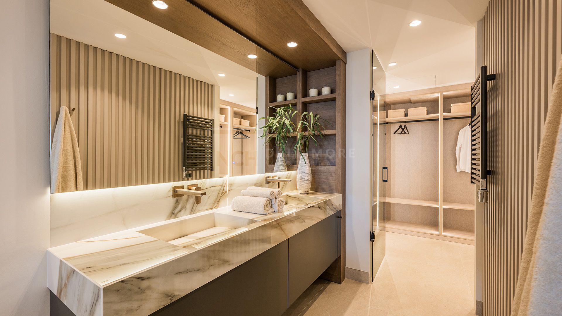 LARGE 4-BEDROOM FRONT LINE BEACH APARTMENT WITH PRIVATE POOL