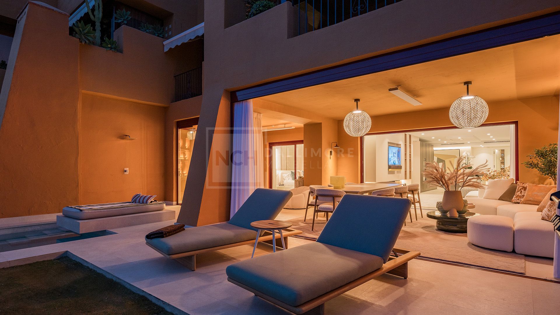 LARGE 4-BEDROOM FRONT LINE BEACH APARTMENT WITH PRIVATE POOL