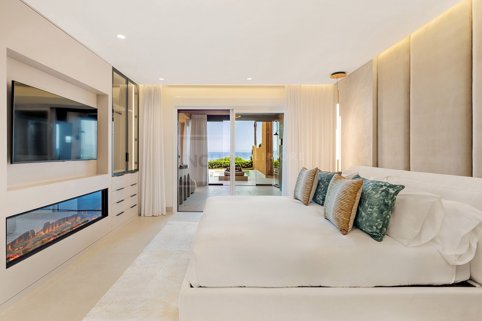 LARGE 4-BEDROOM FRONT LINE BEACH APARTMENT WITH PRIVATE POOL