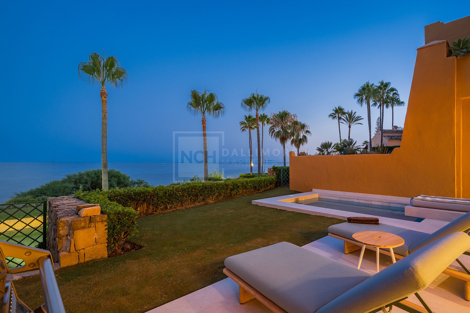 LARGE 4-BEDROOM FRONT LINE BEACH APARTMENT WITH PRIVATE POOL