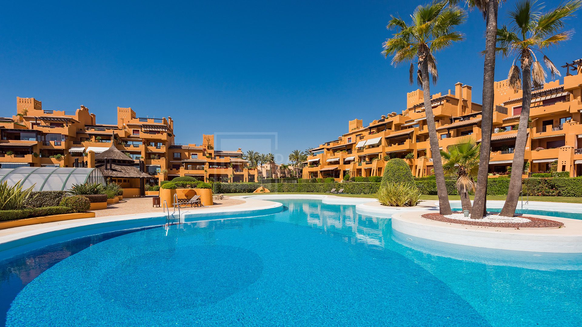 LARGE 4-BEDROOM FRONT LINE BEACH APARTMENT WITH PRIVATE POOL