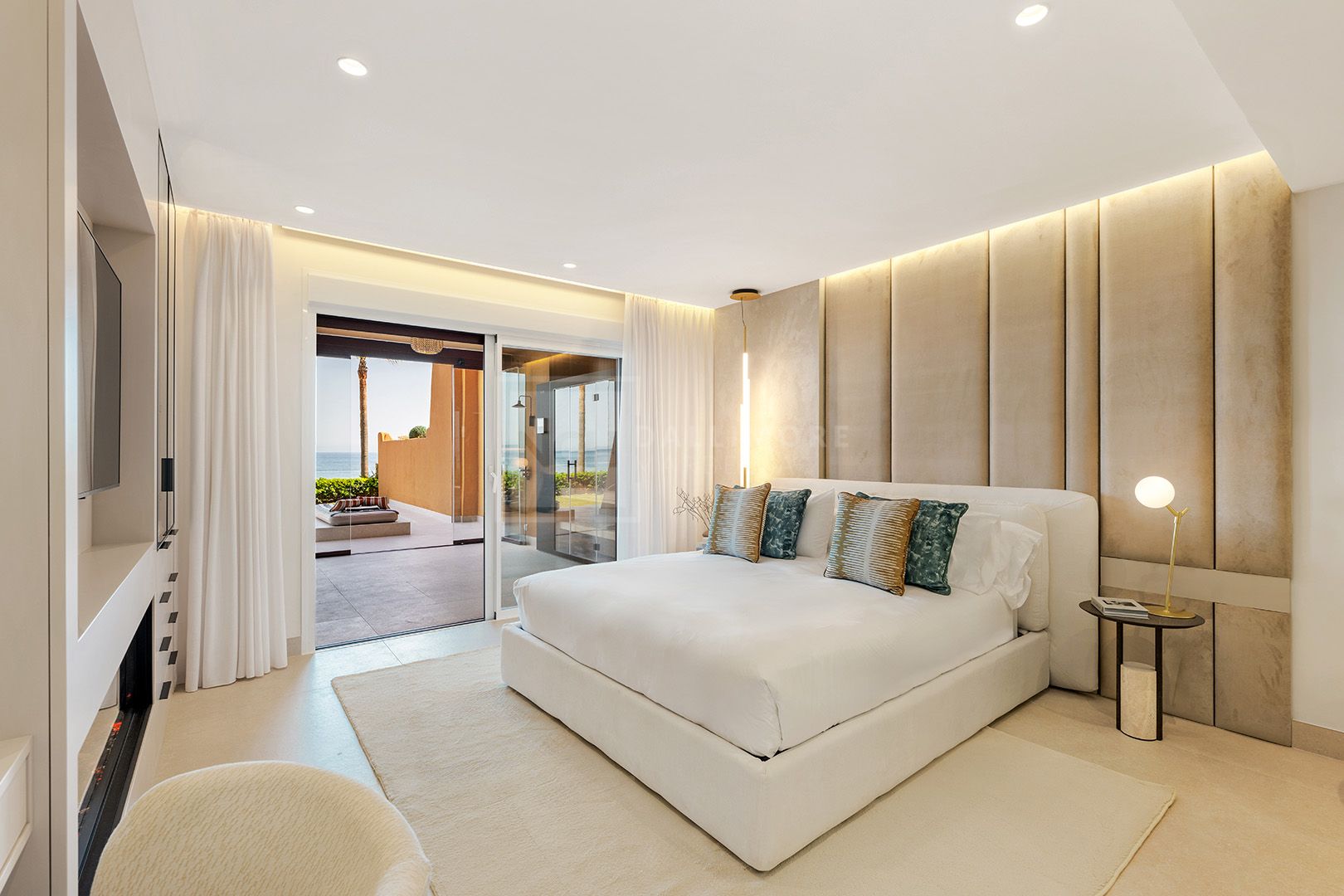 LARGE 4-BEDROOM FRONT LINE BEACH APARTMENT WITH PRIVATE POOL