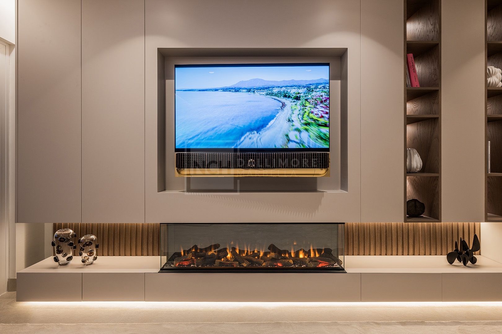 LARGE 4-BEDROOM FRONT LINE BEACH APARTMENT WITH PRIVATE POOL