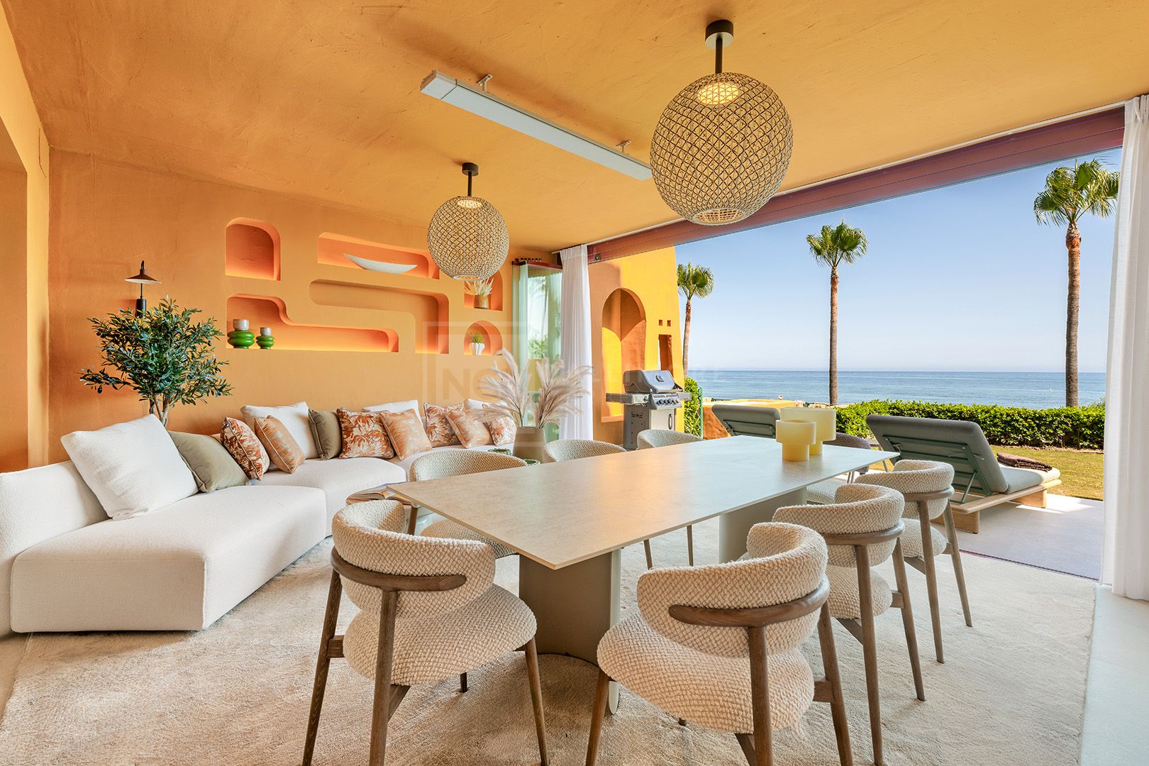 LARGE 4-BEDROOM FRONT LINE BEACH APARTMENT WITH PRIVATE POOL