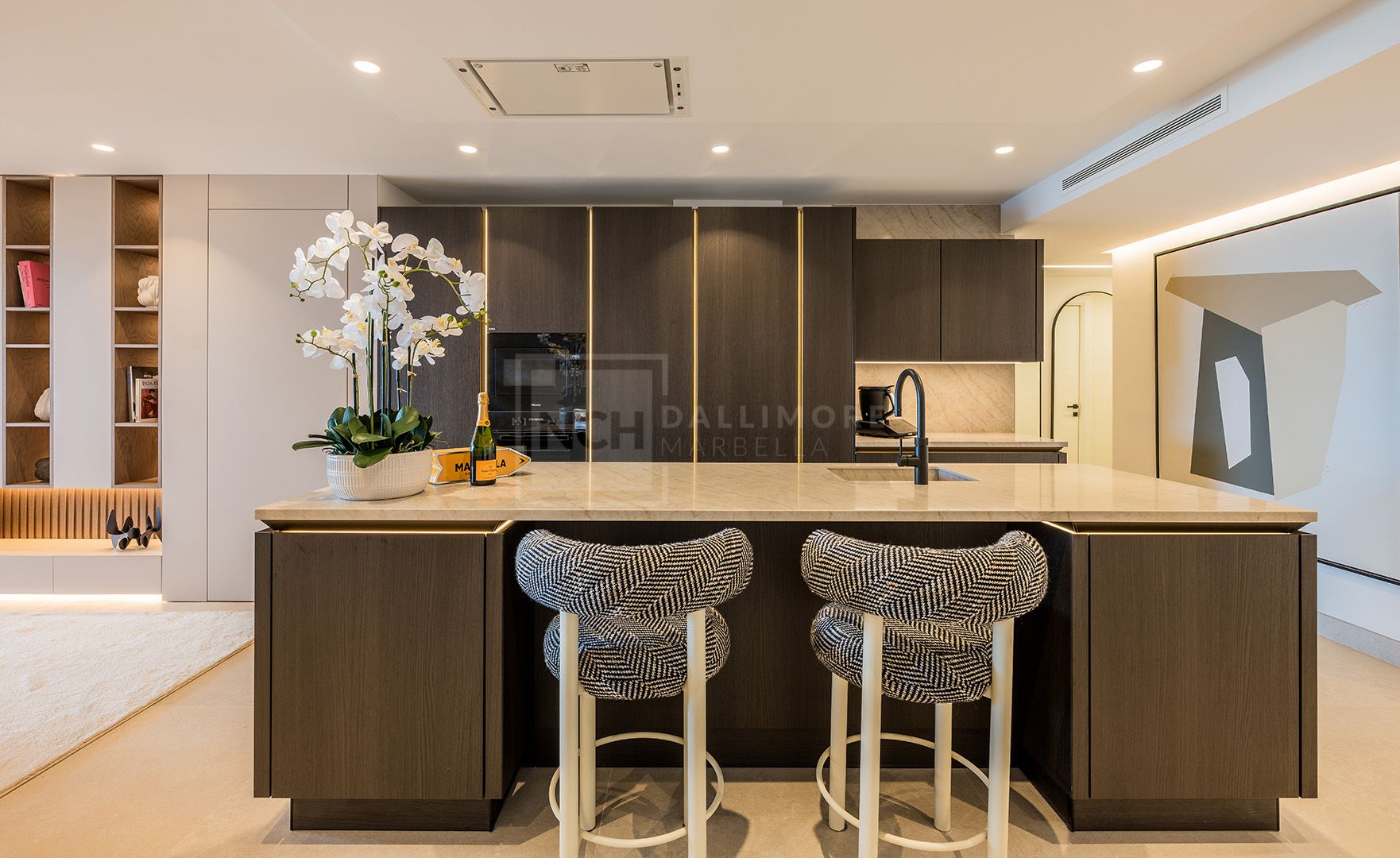 LARGE 4-BEDROOM FRONT LINE BEACH APARTMENT WITH PRIVATE POOL