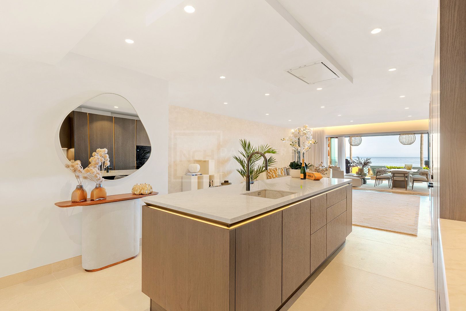 LARGE 4-BEDROOM FRONT LINE BEACH APARTMENT WITH PRIVATE POOL