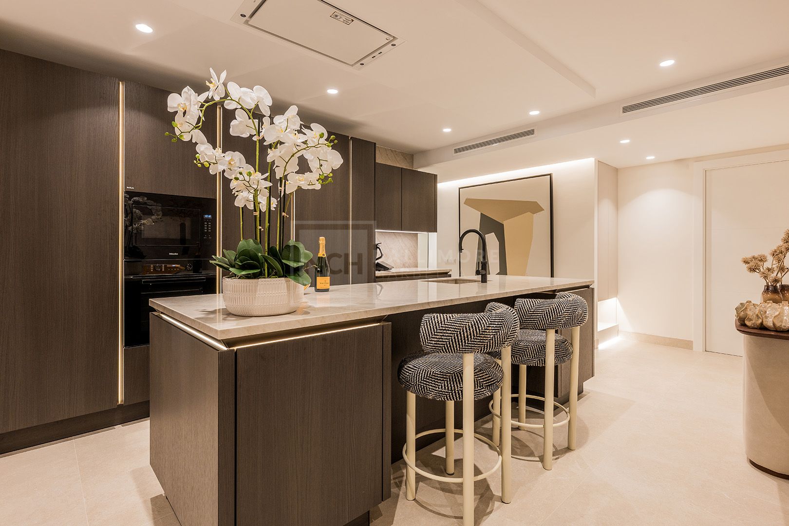 LARGE 4-BEDROOM FRONT LINE BEACH APARTMENT WITH PRIVATE POOL