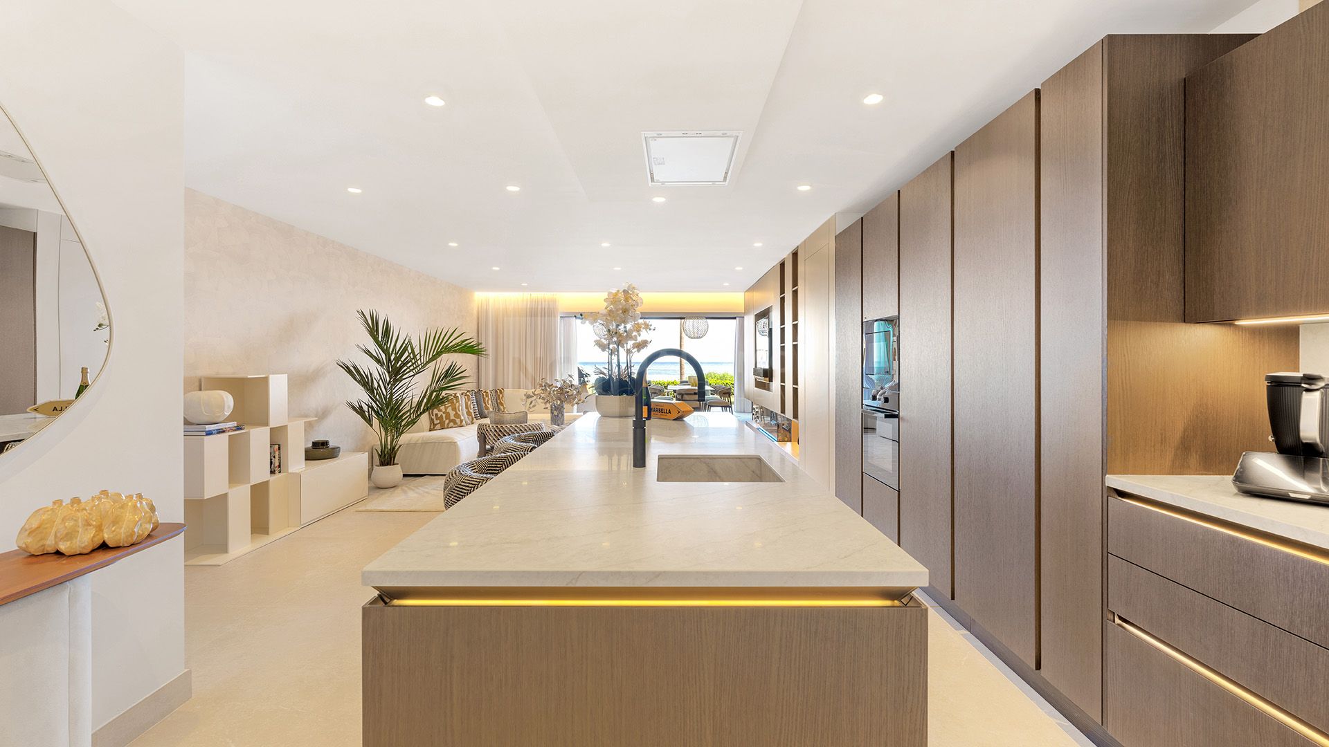 LARGE 4-BEDROOM FRONT LINE BEACH APARTMENT WITH PRIVATE POOL