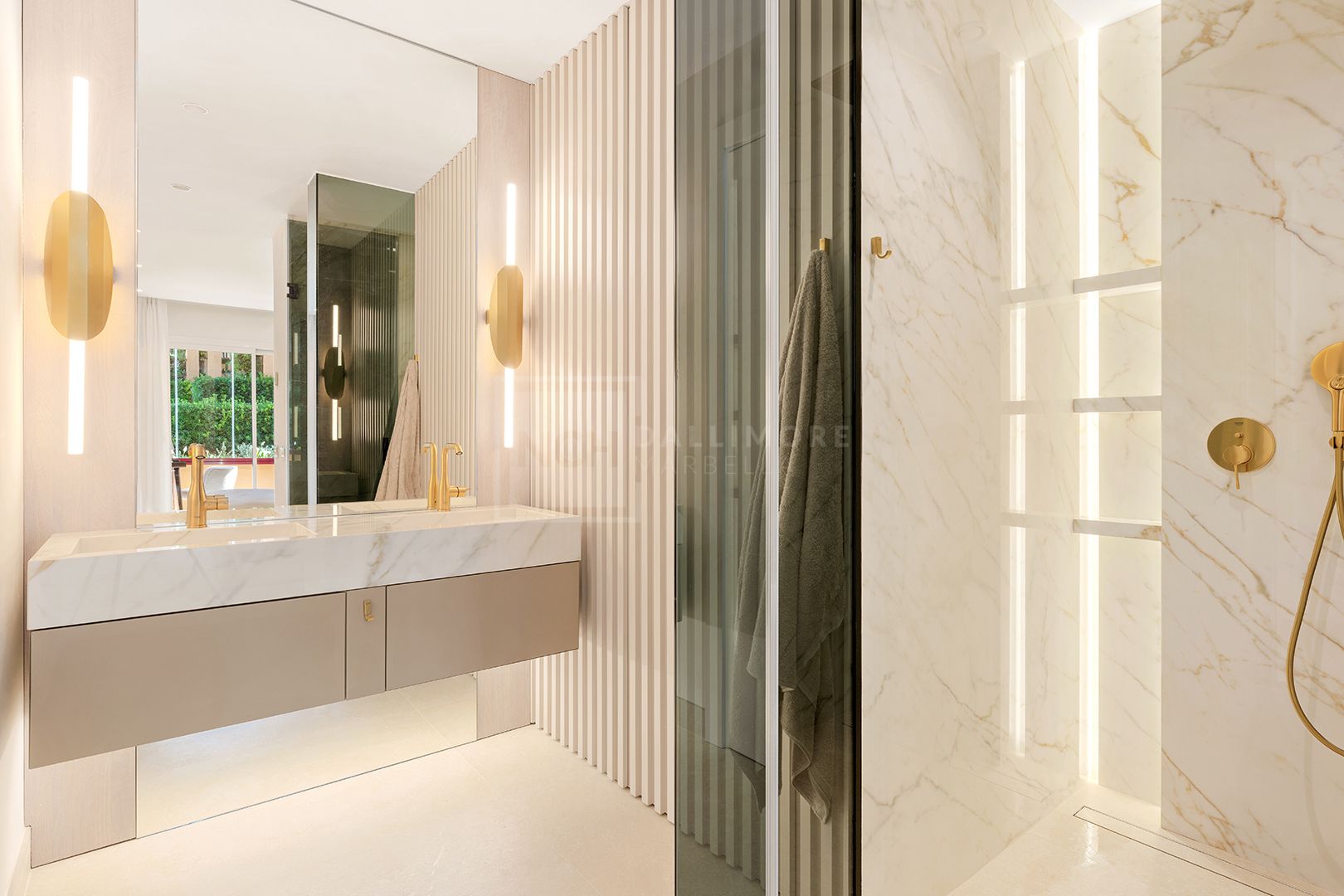 LARGE 4-BEDROOM FRONT LINE BEACH APARTMENT WITH PRIVATE POOL