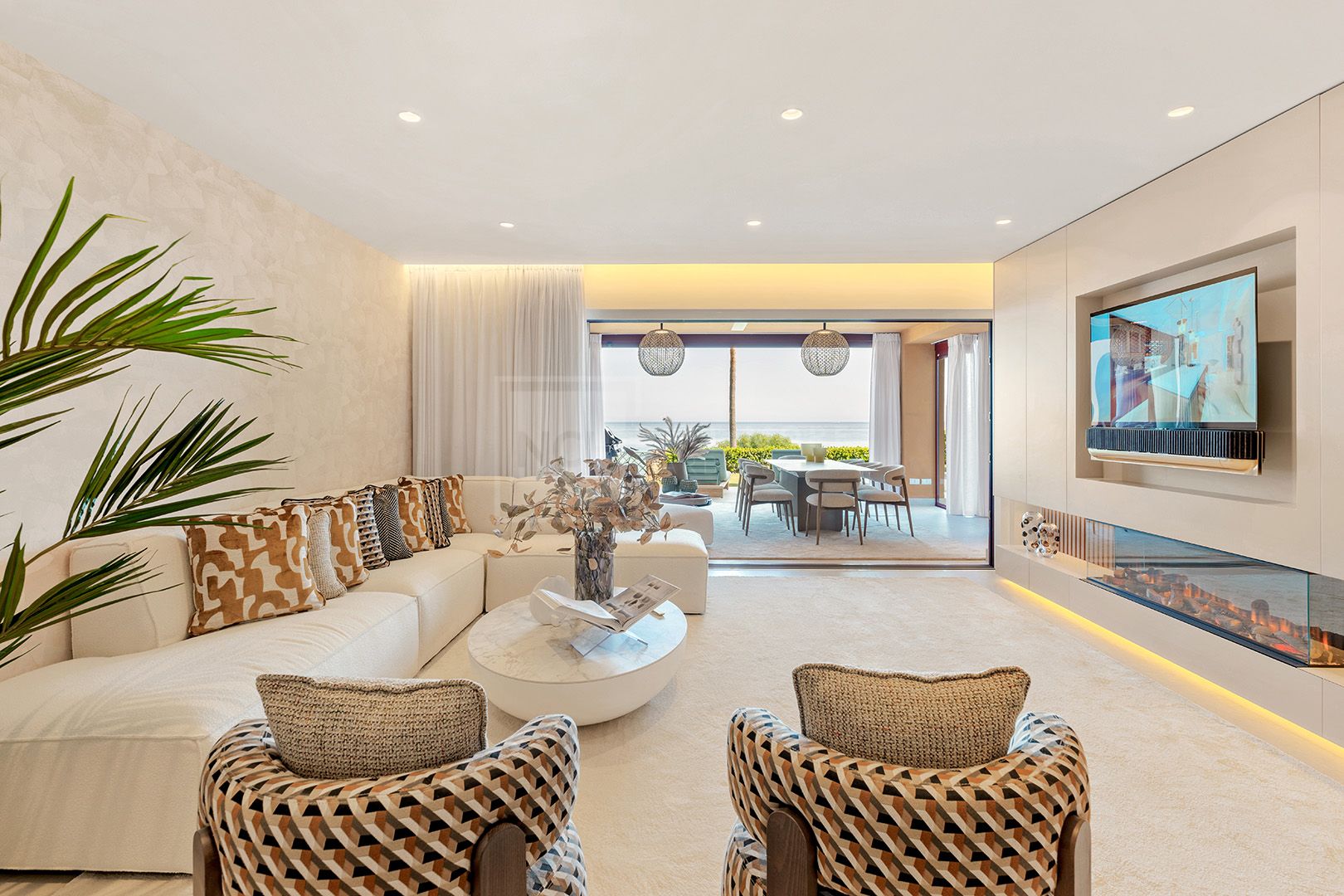 LARGE 4-BEDROOM FRONT LINE BEACH APARTMENT WITH PRIVATE POOL