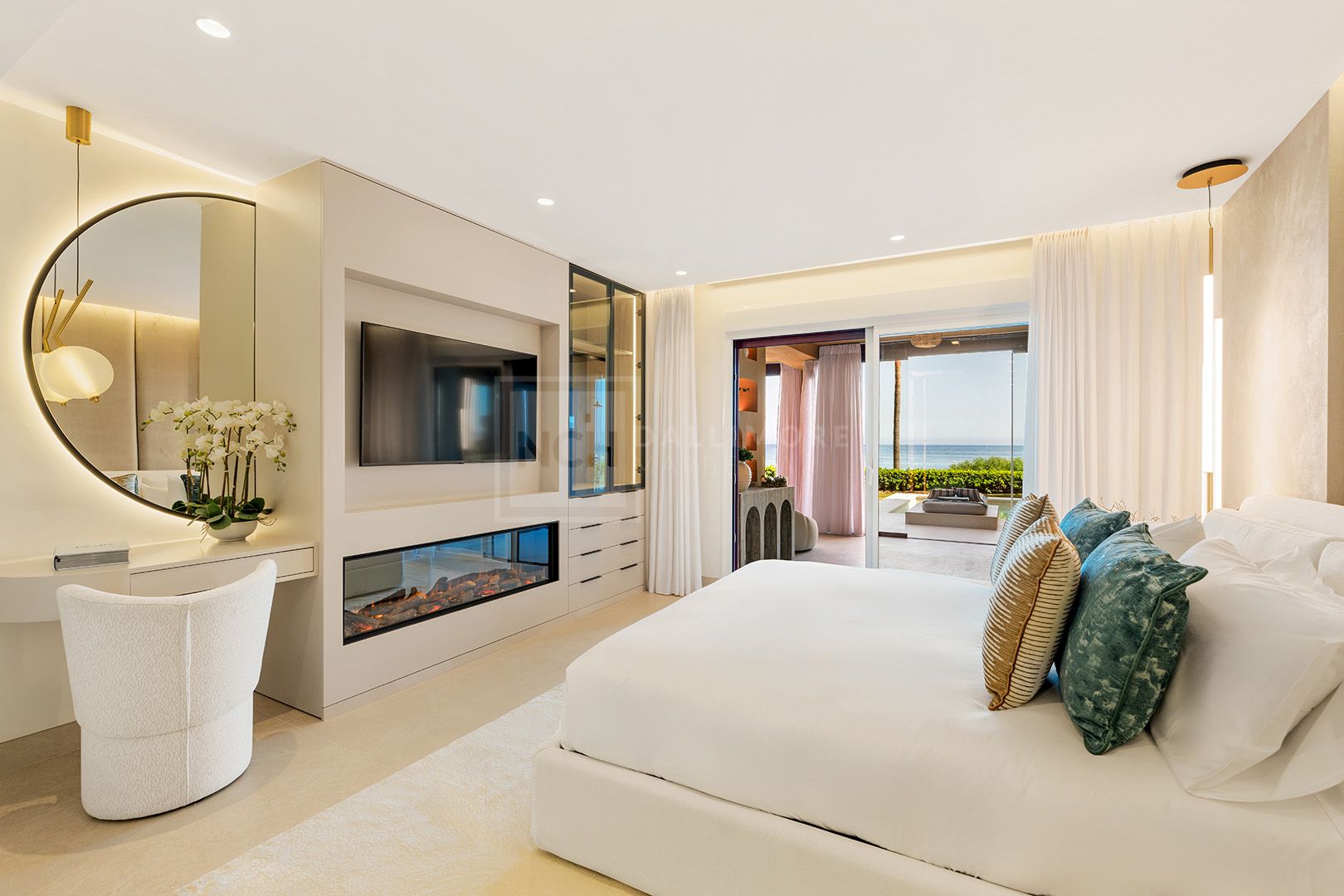 LARGE 4-BEDROOM FRONT LINE BEACH APARTMENT WITH PRIVATE POOL