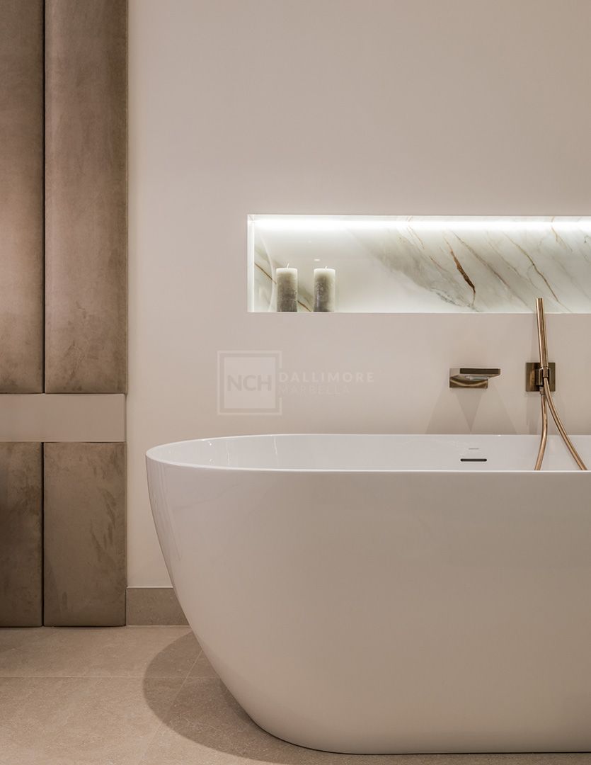 LARGE 4-BEDROOM FRONT LINE BEACH APARTMENT WITH PRIVATE POOL