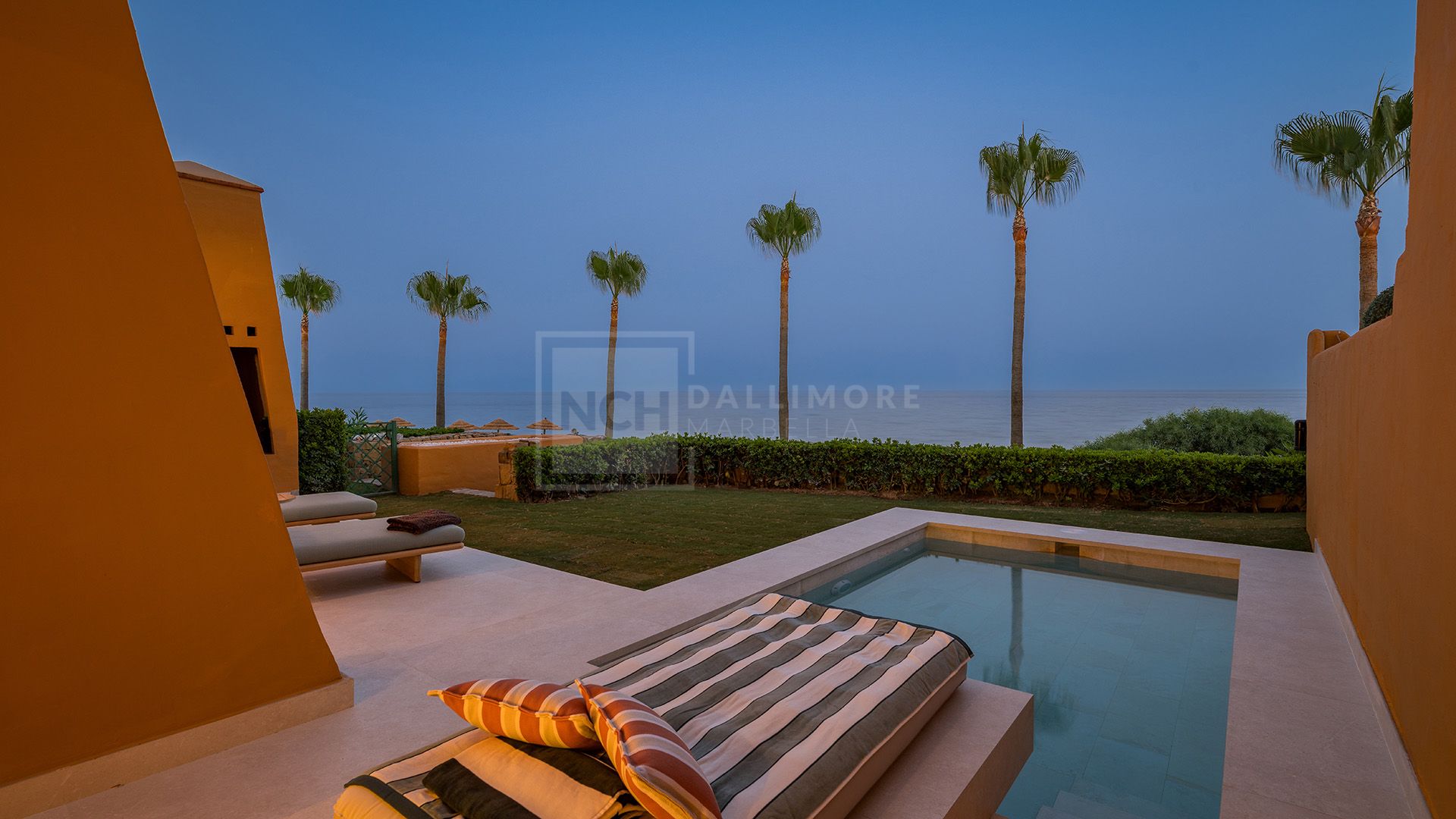 LARGE 4-BEDROOM FRONT LINE BEACH APARTMENT WITH PRIVATE POOL