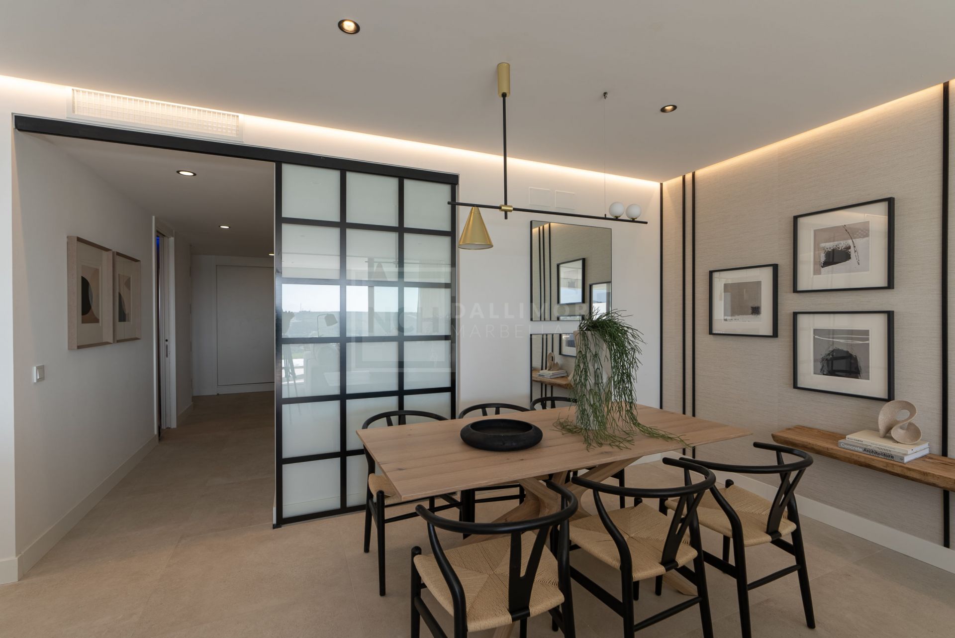 IMPRESIONANTE RESIDENCIA DE 3 DORMITORIOS CON VISTAS AL MAR Y AMPLIAS TERRAZAS EN ESTEPONA