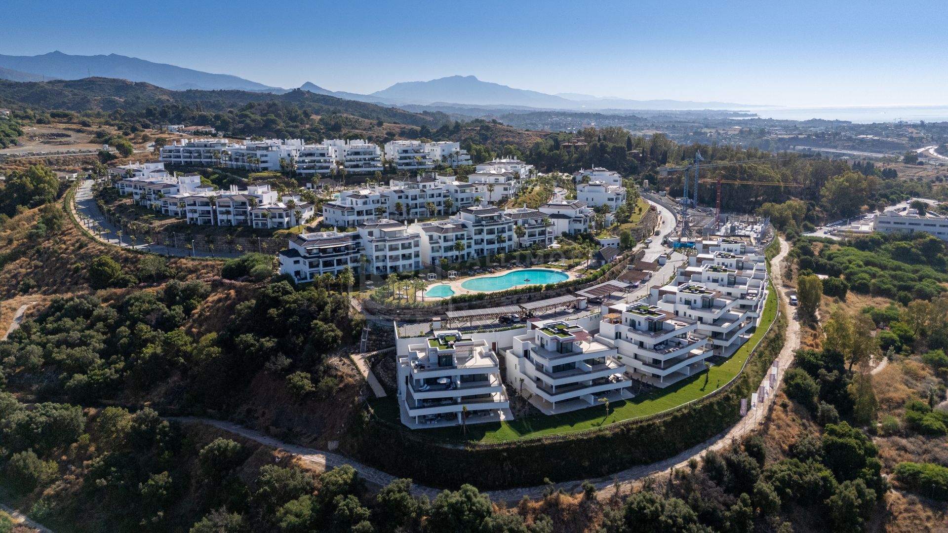 IMPRESIONANTE RESIDENCIA DE 3 DORMITORIOS CON VISTAS AL MAR Y AMPLIAS TERRAZAS EN ESTEPONA