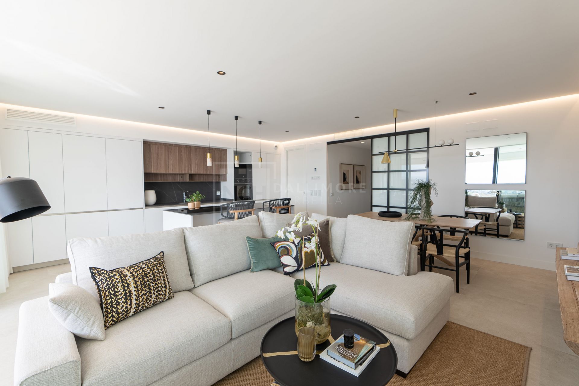 STUNNING 3-BEDROOM RESIDENCE WITH SEA VIEWS AND SPACIOUS TERRACES IN ESTEPONA