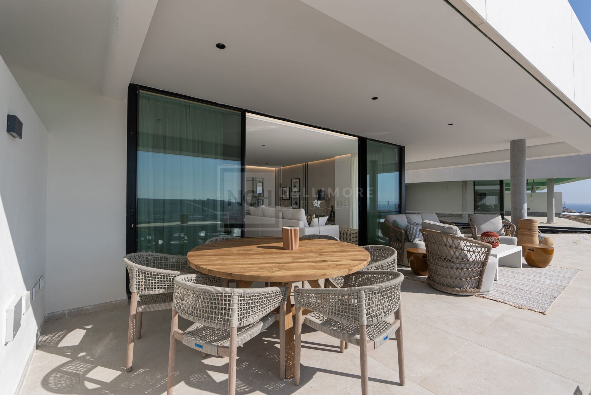 STUNNING 3-BEDROOM RESIDENCE WITH SEA VIEWS AND SPACIOUS TERRACES IN ESTEPONA