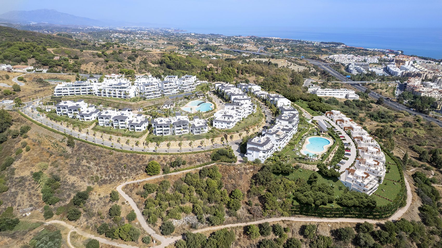 STUNNING 3-BEDROOM RESIDENCE WITH SEA VIEWS AND SPACIOUS TERRACES IN ESTEPONA