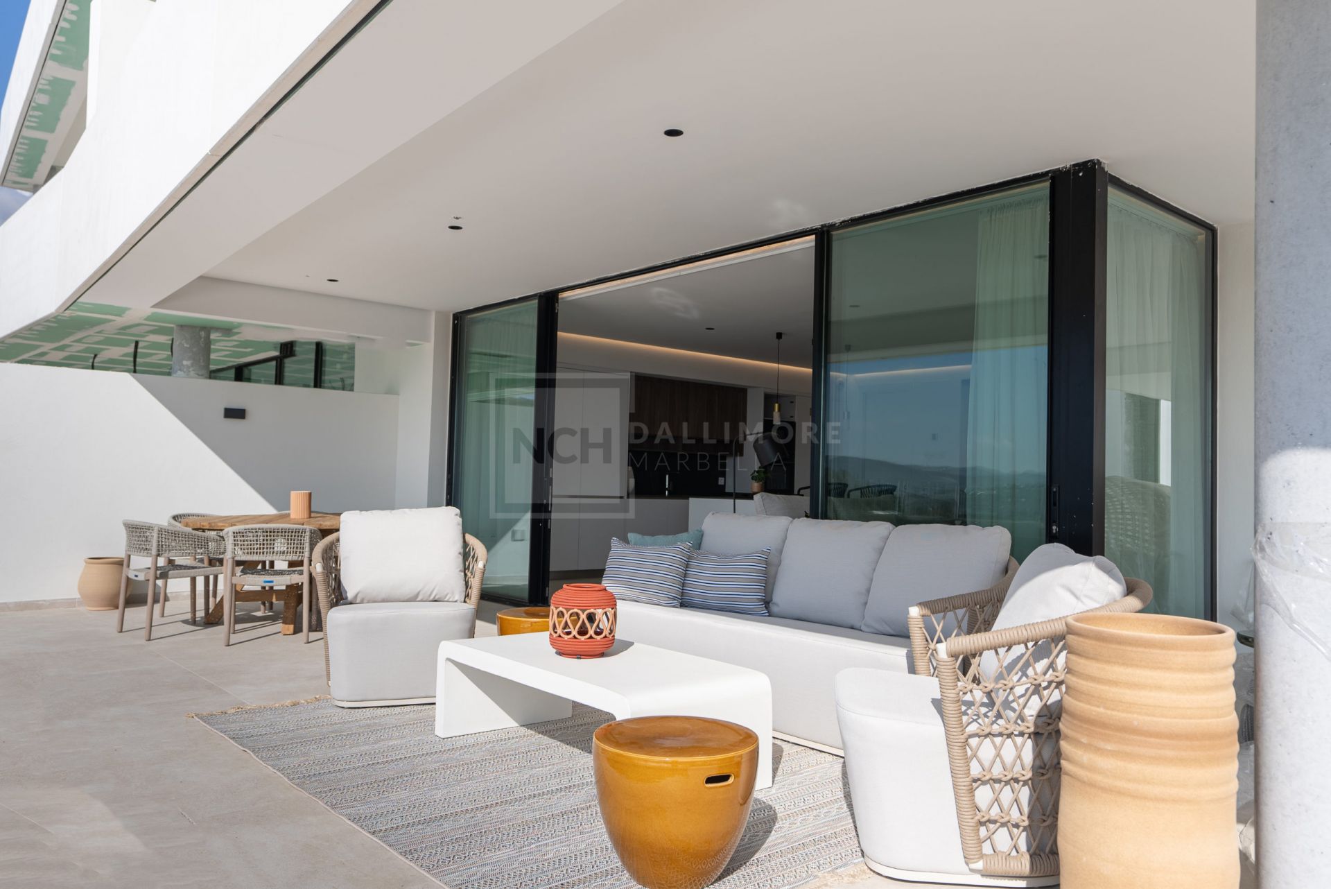 STUNNING 3-BEDROOM RESIDENCE WITH SEA VIEWS AND SPACIOUS TERRACES IN ESTEPONA