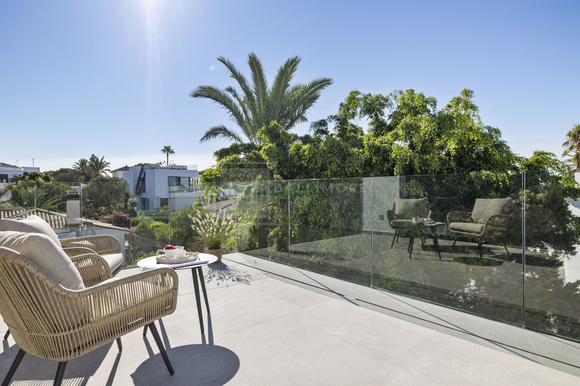 VILLA NUEVA JUNTO A LA PLAYA EN MARBESA