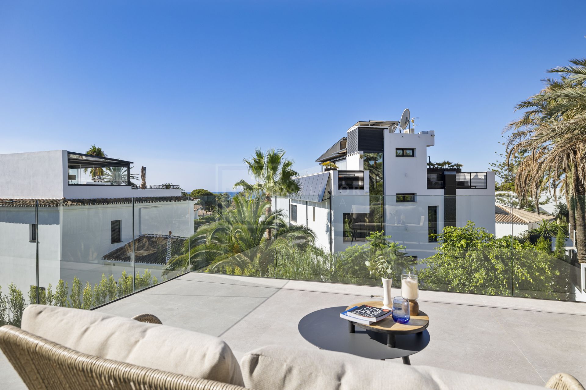VILLA NUEVA JUNTO A LA PLAYA EN MARBESA