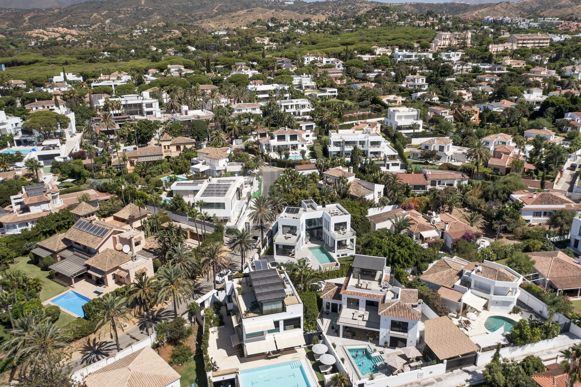 VILLA NUEVA JUNTO A LA PLAYA EN MARBESA