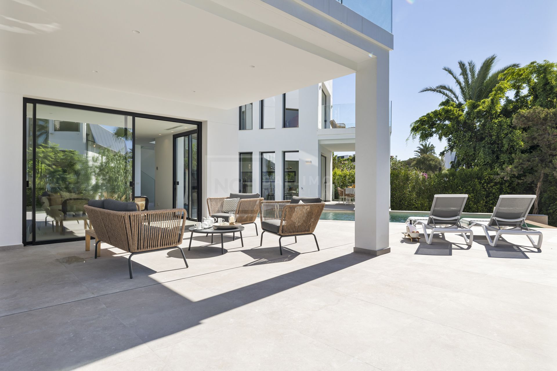 VILLA NUEVA JUNTO A LA PLAYA EN MARBESA