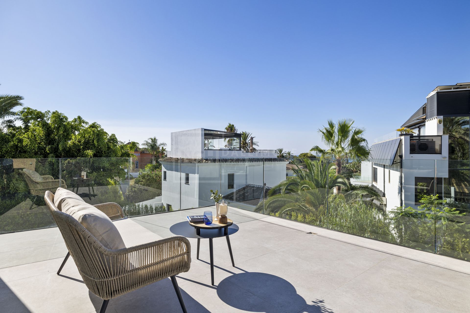 VILLA NUEVA JUNTO A LA PLAYA EN MARBESA