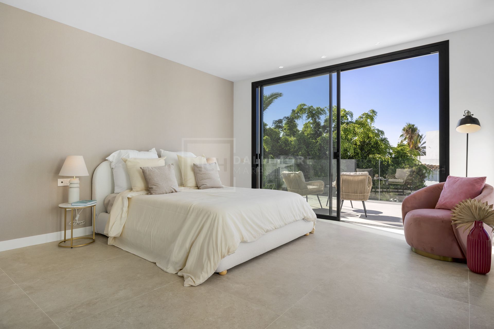 VILLA NUEVA JUNTO A LA PLAYA EN MARBESA