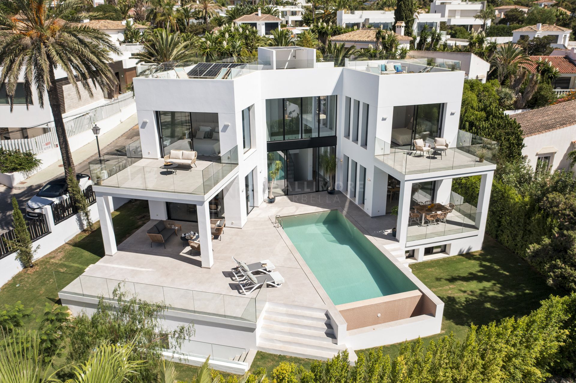 VILLA NUEVA JUNTO A LA PLAYA EN MARBESA