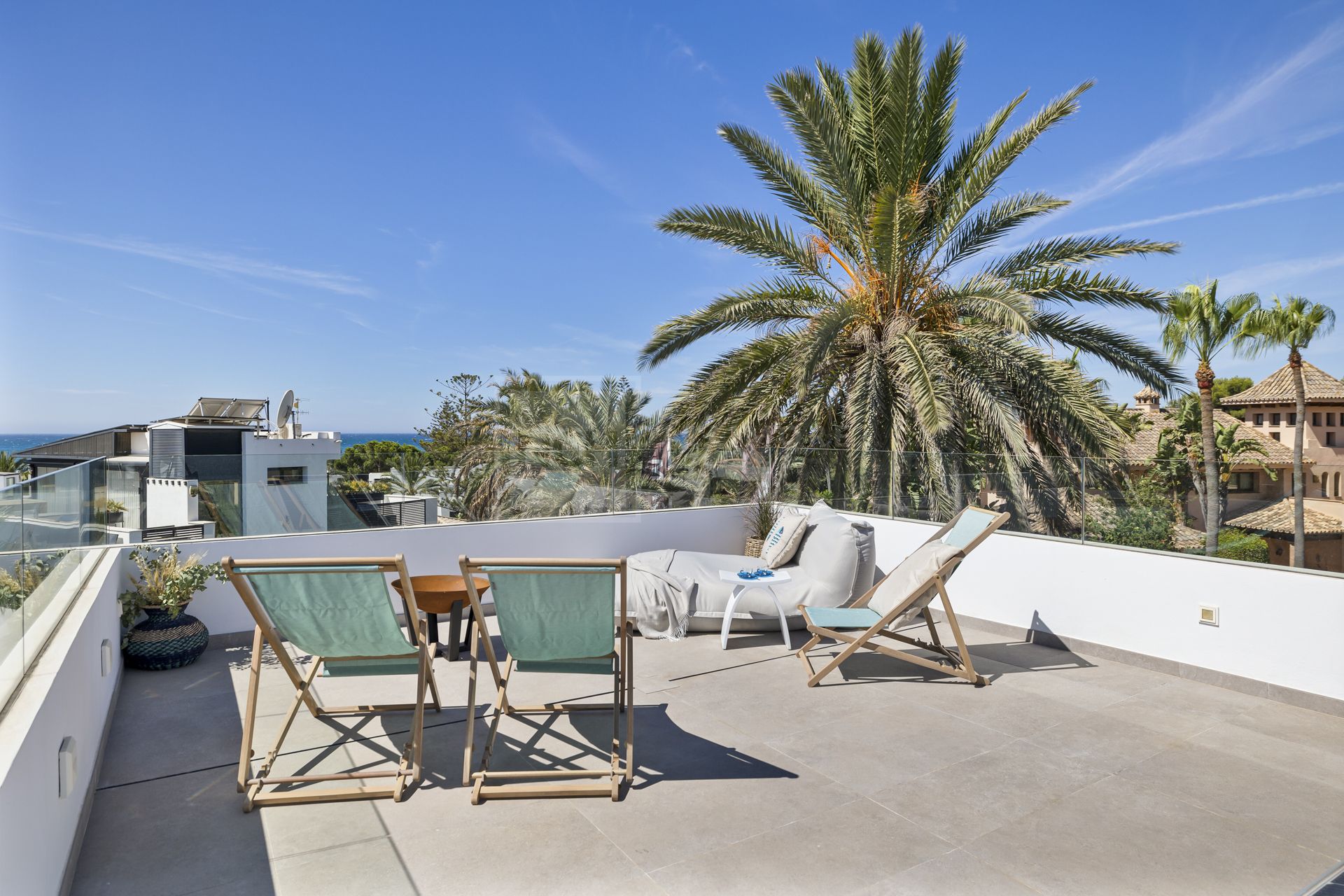 VILLA NUEVA JUNTO A LA PLAYA EN MARBESA