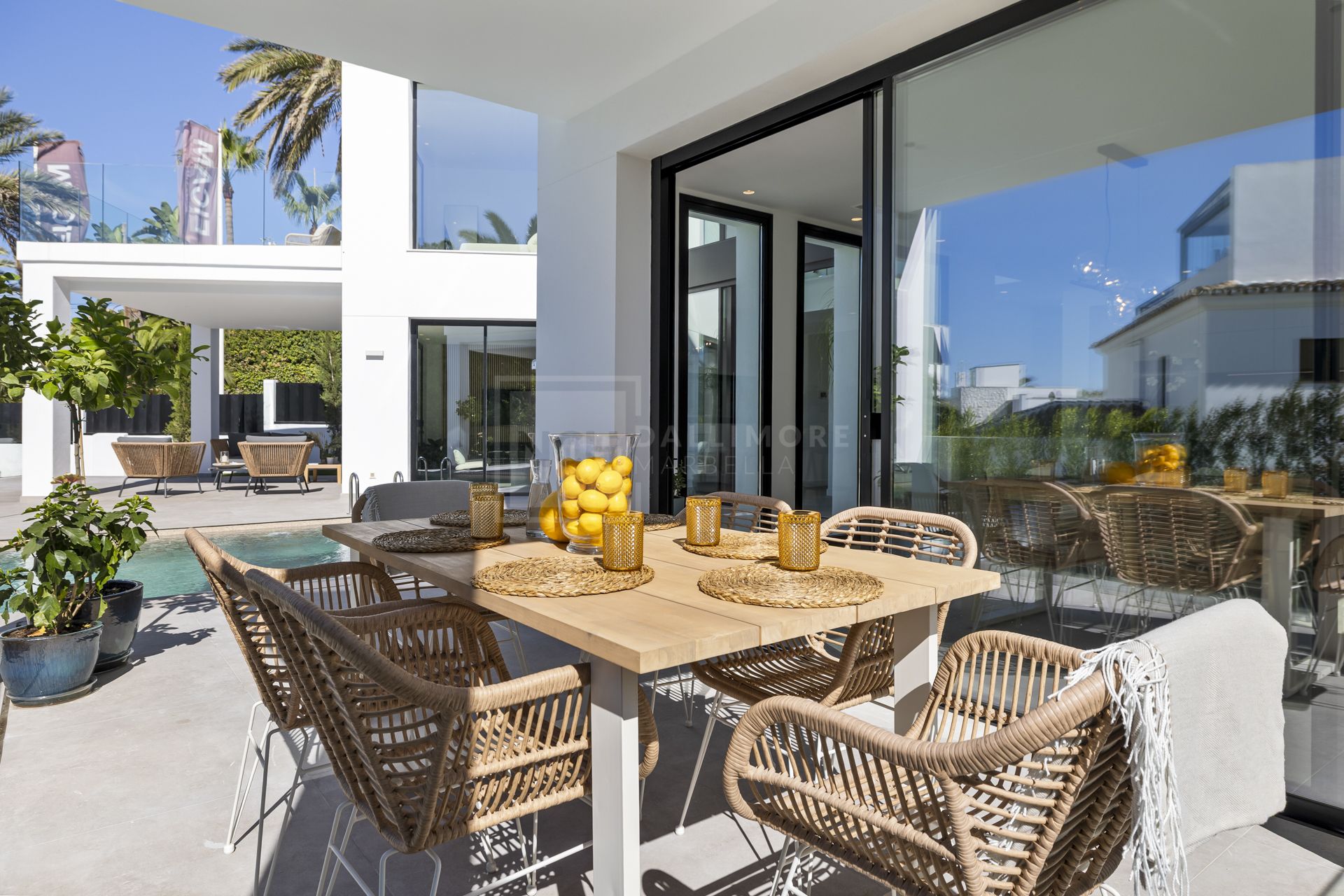VILLA NUEVA JUNTO A LA PLAYA EN MARBESA
