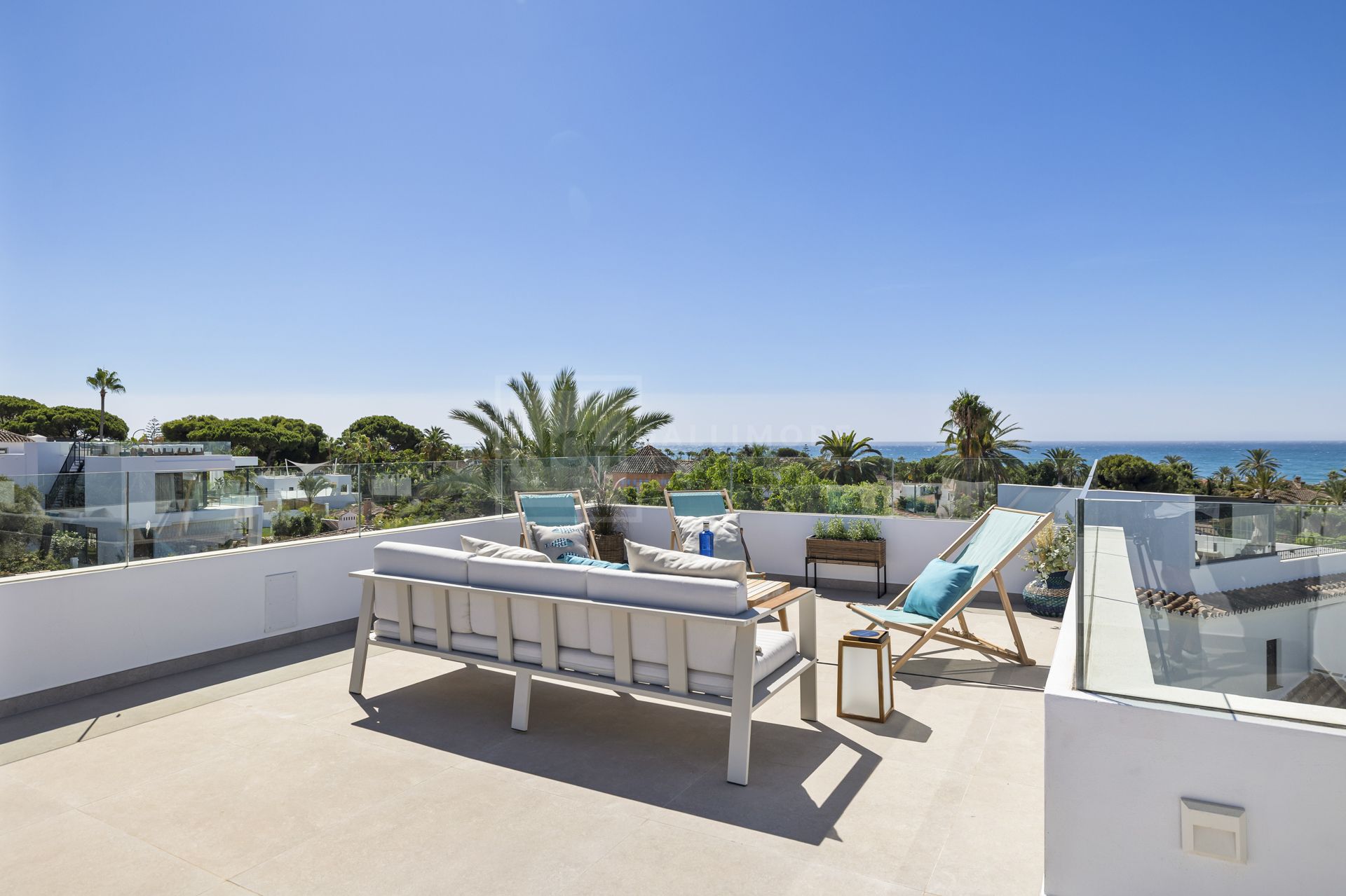 VILLA NUEVA JUNTO A LA PLAYA EN MARBESA