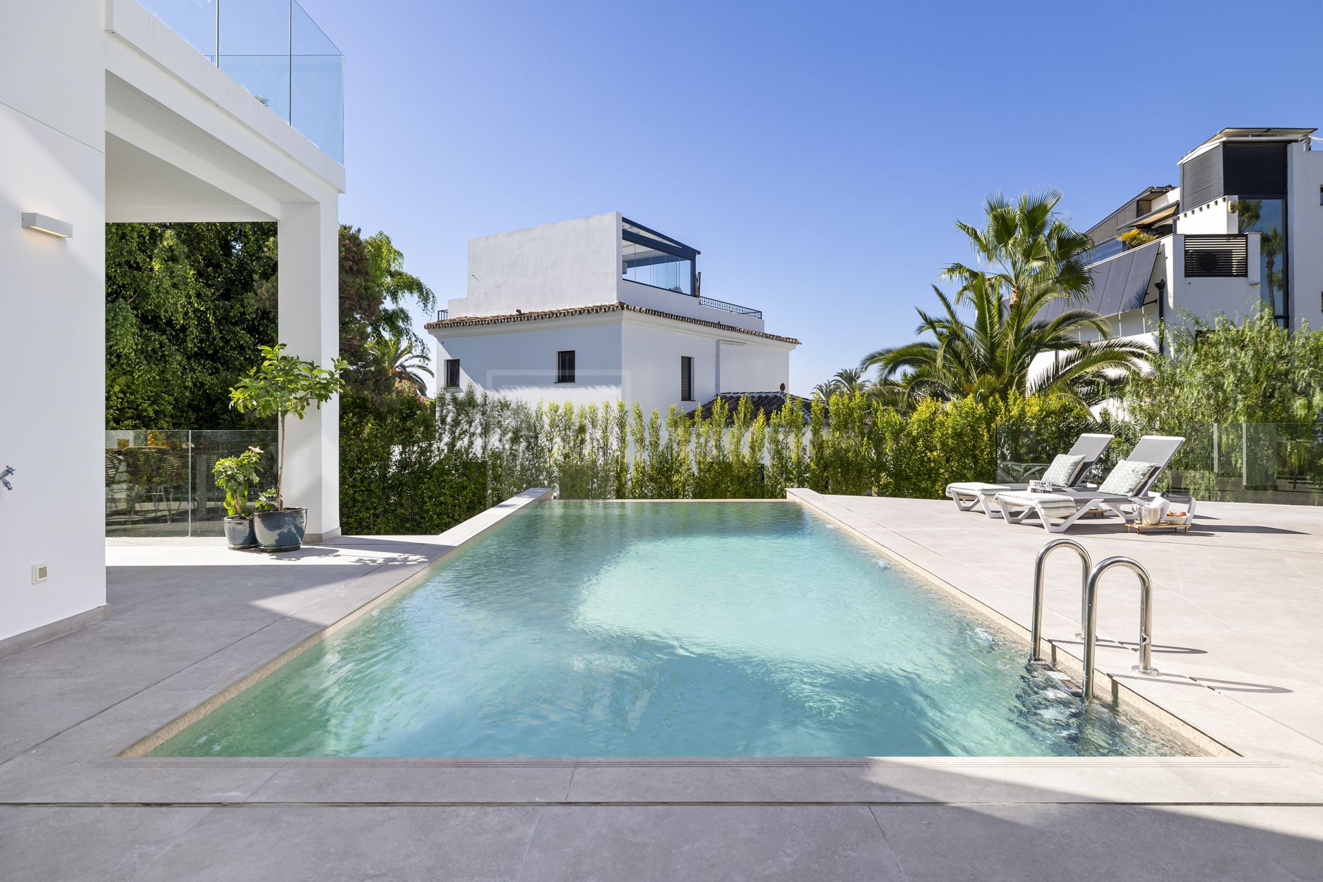 VILLA NUEVA JUNTO A LA PLAYA EN MARBESA