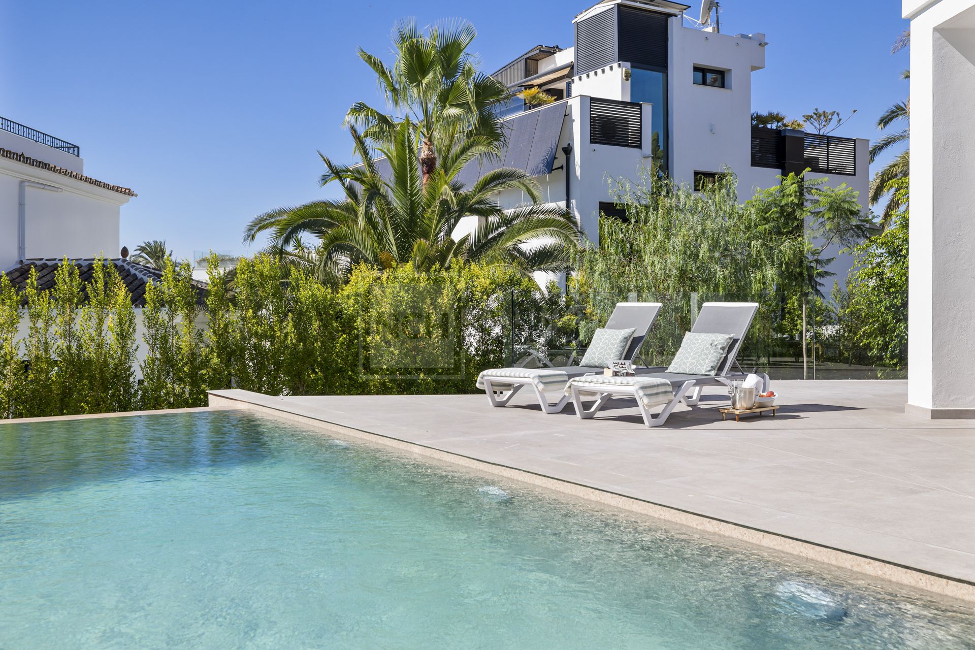 VILLA NUEVA JUNTO A LA PLAYA EN MARBESA